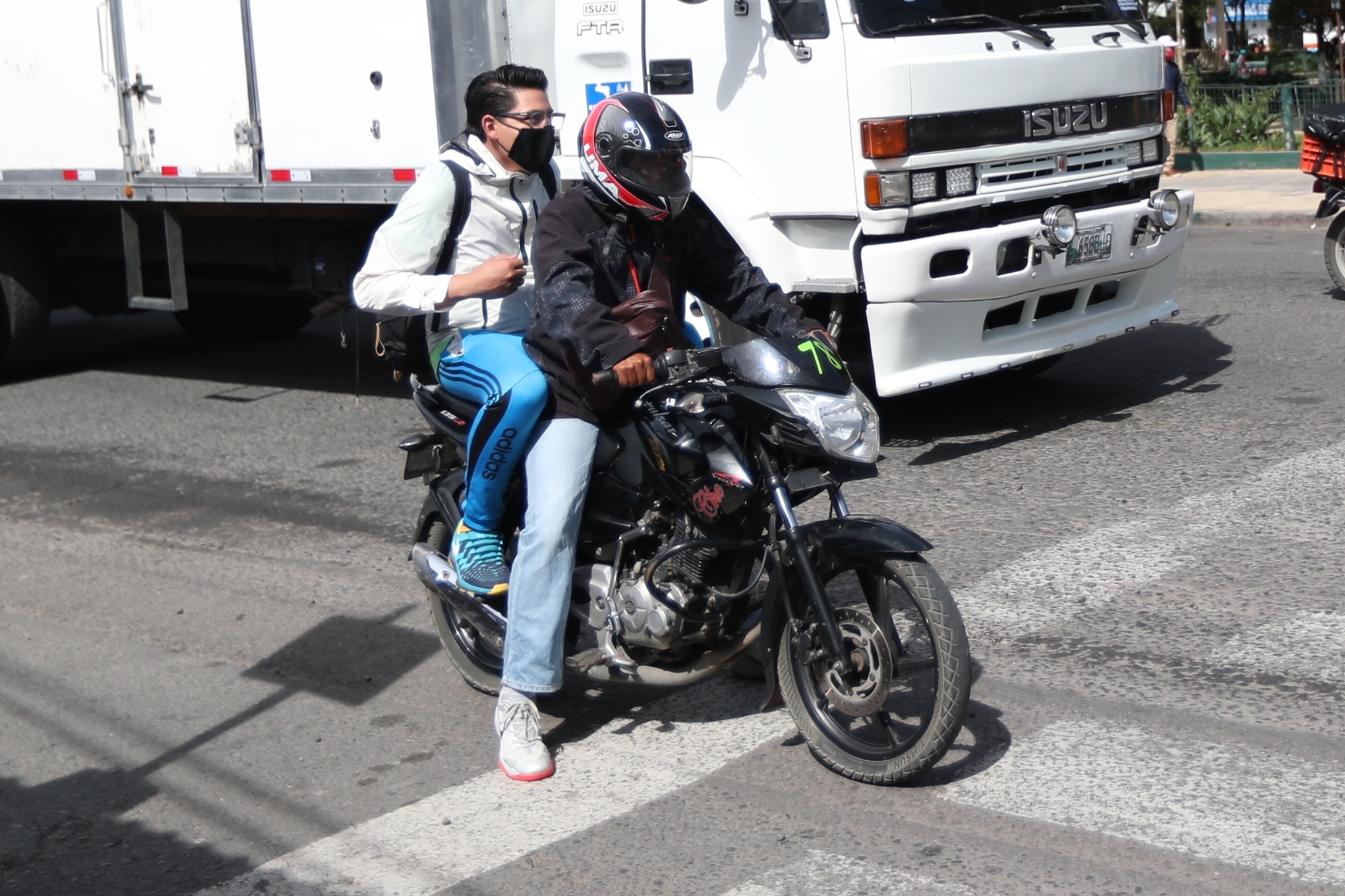 Quienes utilizan la nueva alternativa de transporte en Xela deben tomar en cuenta las medidas de prevención. (Foto Prensa Libre: María Longo) 