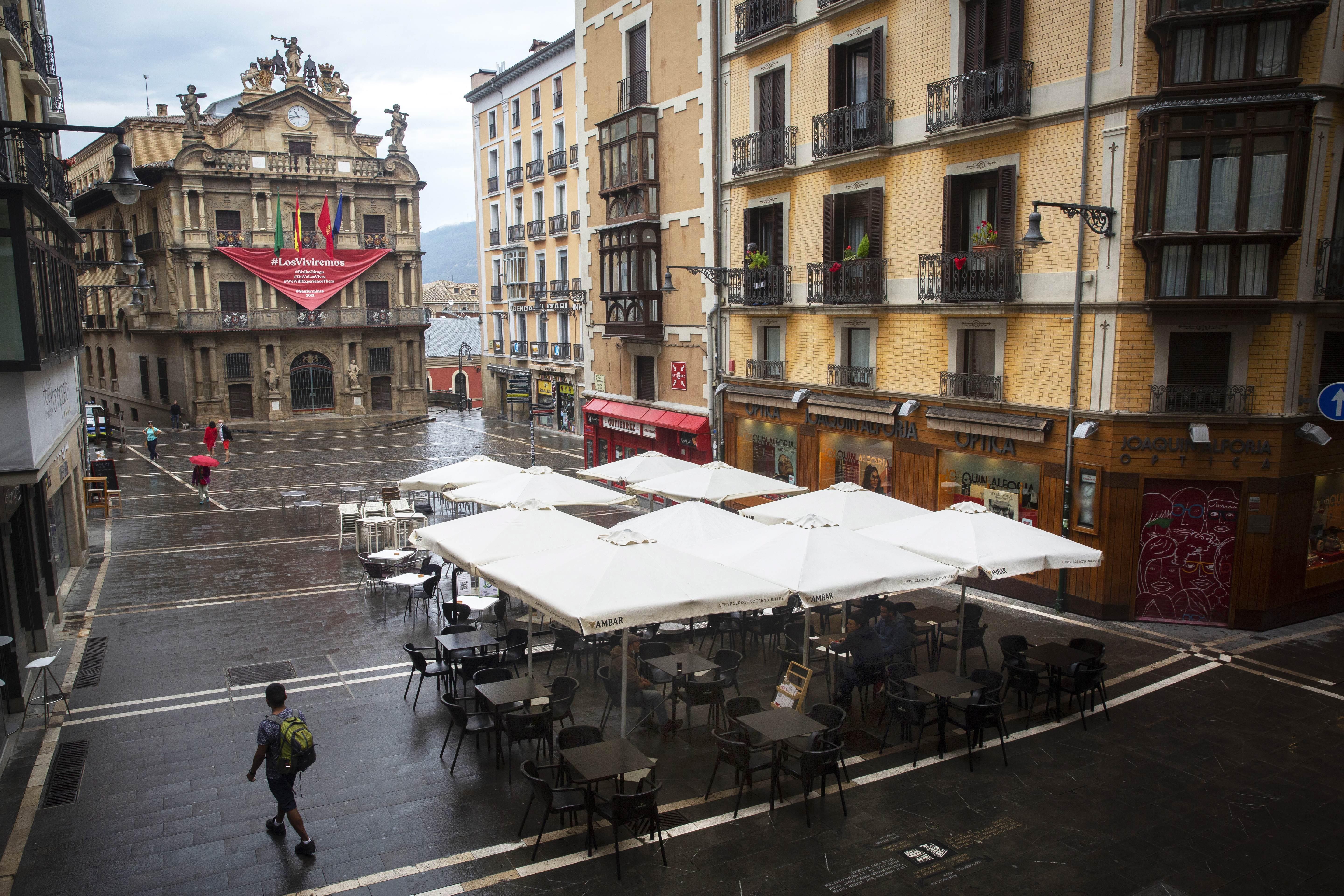 Imagen de la Plaza del Ayuntamiento de Pamplona, que luce vacía en las festividades se San Fermín. EFE