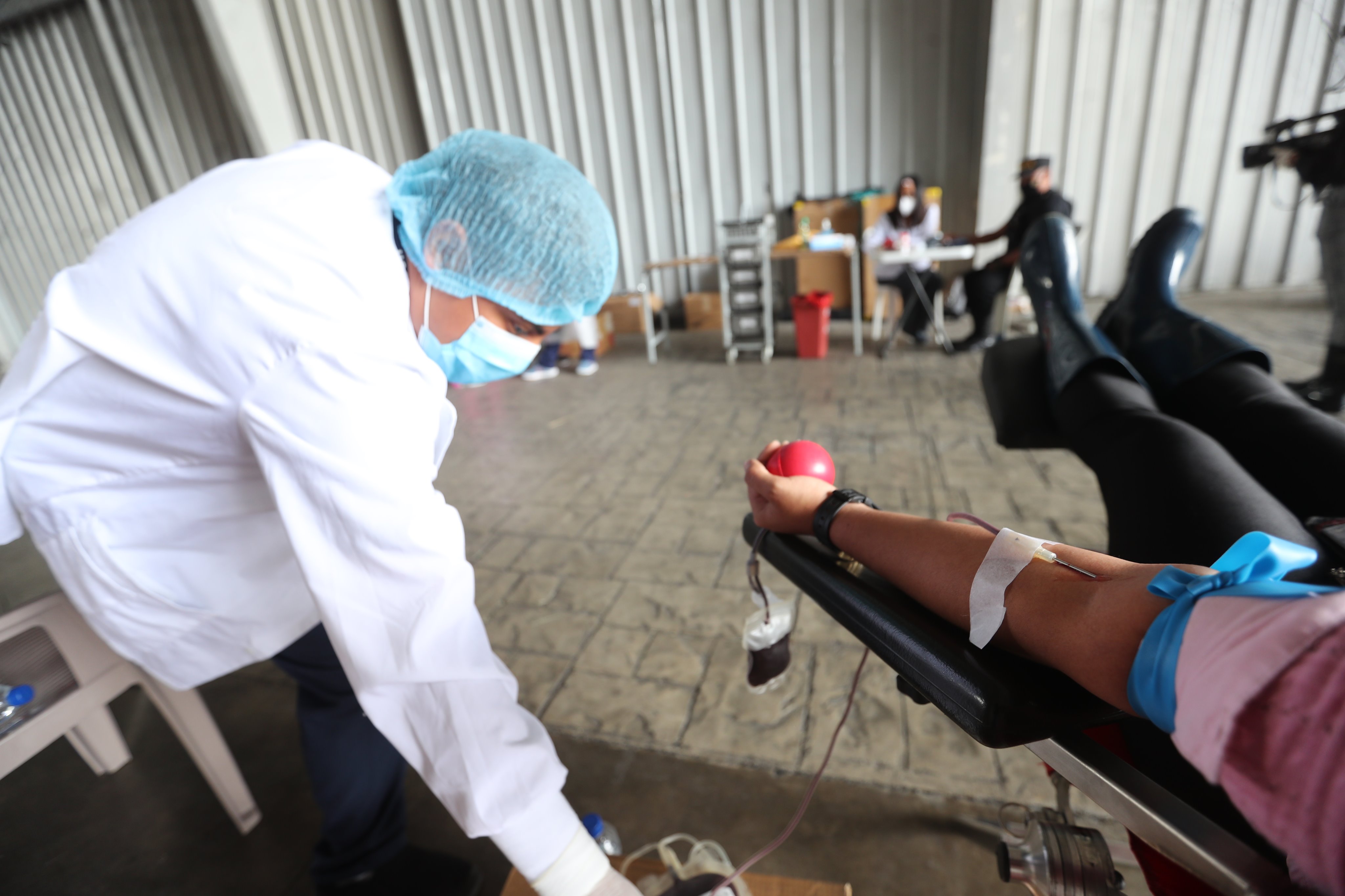 Este miércoles 29 de julio se llevó a cabo una jornada de donación de sangre en el hospital temporal del Parque de la Industria. (Foto Prensa Libre: Érick Ávila)