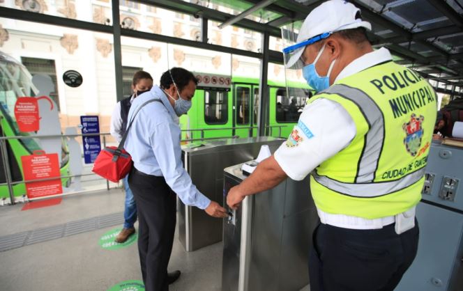 Usuarios deben cumplir protocolos de seguridad para ingresar al Transmetro. (Foto Prensa Libre: Carlos Hernández). 