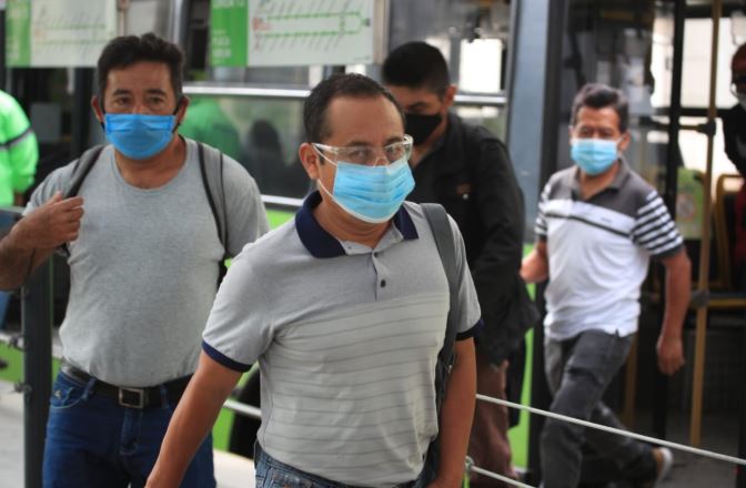 Usuarios hacen uso de la Línea 13 del Transmetro que reanudó su servicio. (Foto Prensa Libre: Carlos Hernández) 
