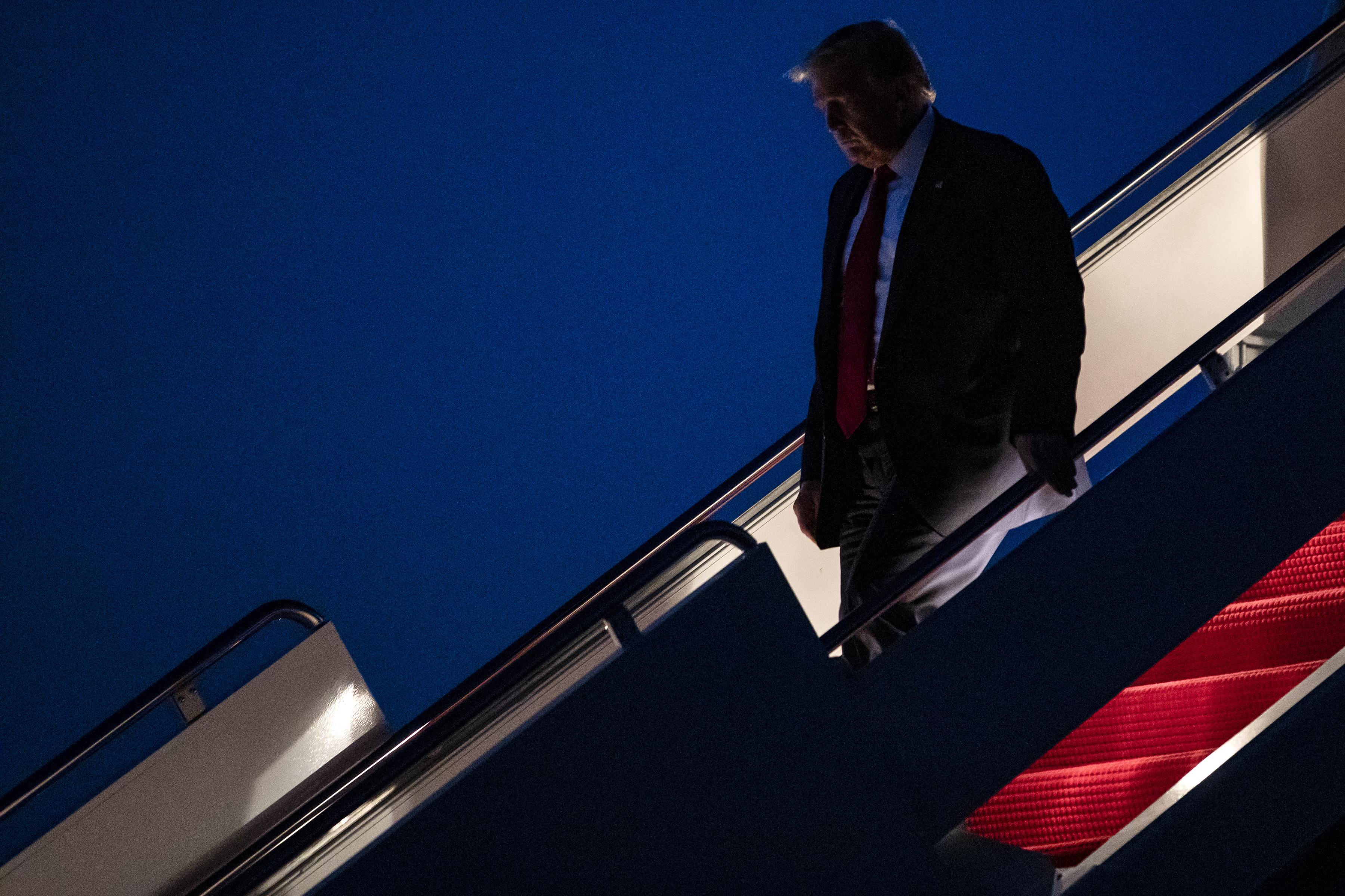 El presidente Donald Trump sale del avión presidencial Air Force One en la Base Conjunta Andrews en Maryland, el 10 de julio de 2020, después de un viaje a Florida. (Foto Prensa Libre: Samuel Corum/The New York Times)