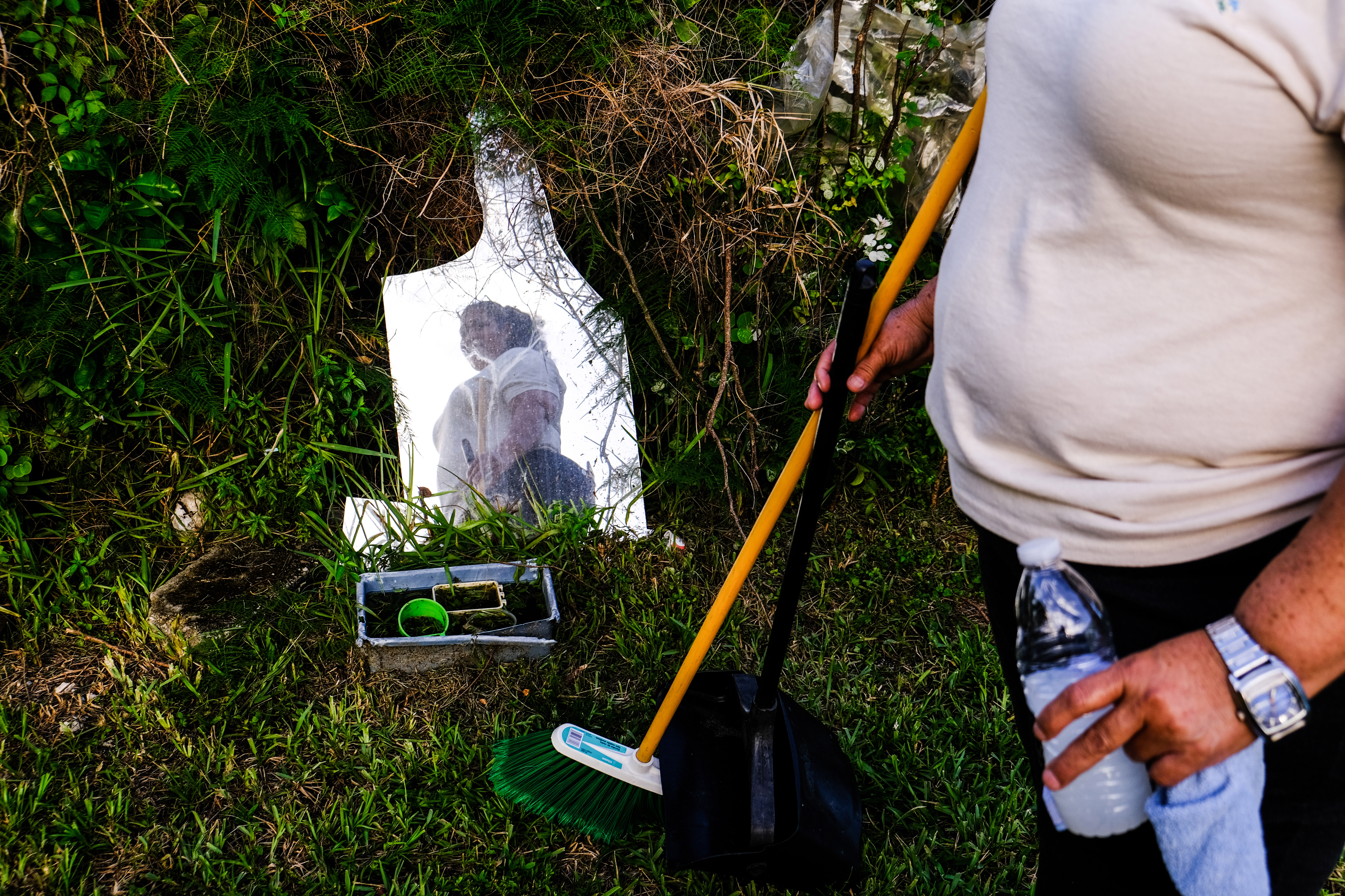 Marta Lorena Cortez Estrada, una conserje que trae sus propios suministros de limpieza y  mascarillas, cerca de su casa en Hialeah, Florida, EE. UU. (Foto Prensa Libre: The New York Times)