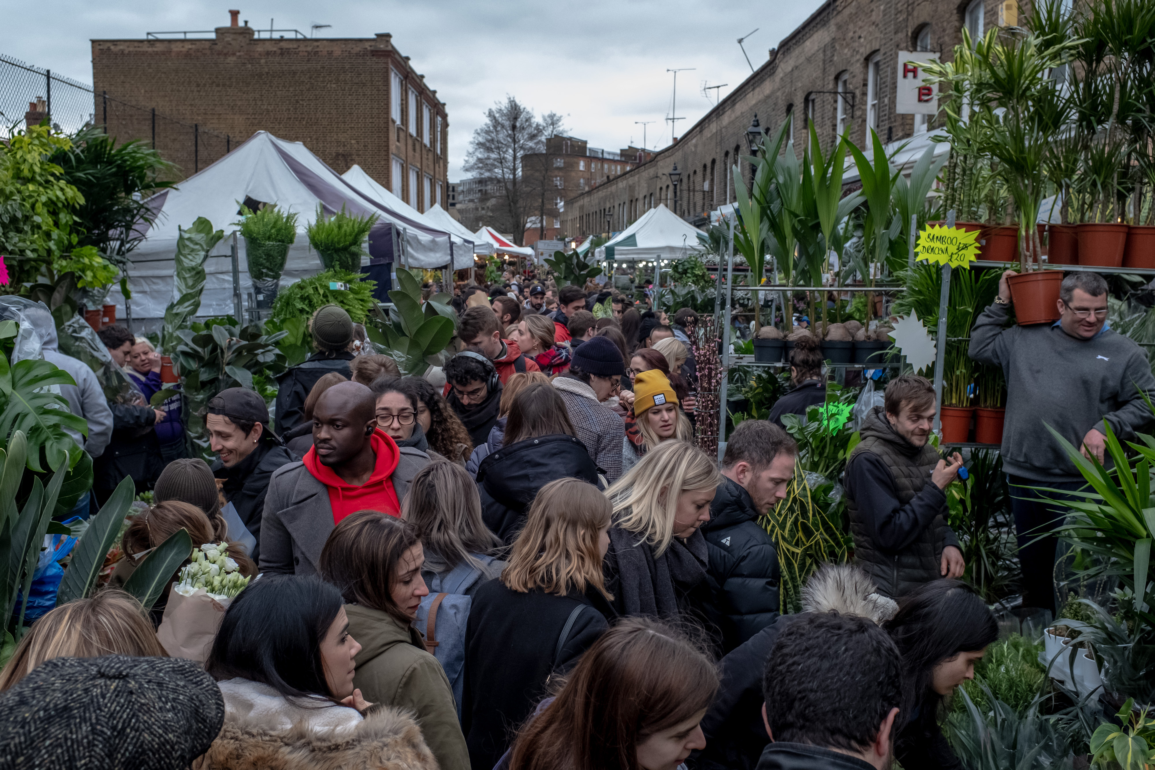 El concurrido mercado de flores de Columbia Road en Londres, el 15 de marzo de 2020. (Foto Prensa Libre: The New York Times)