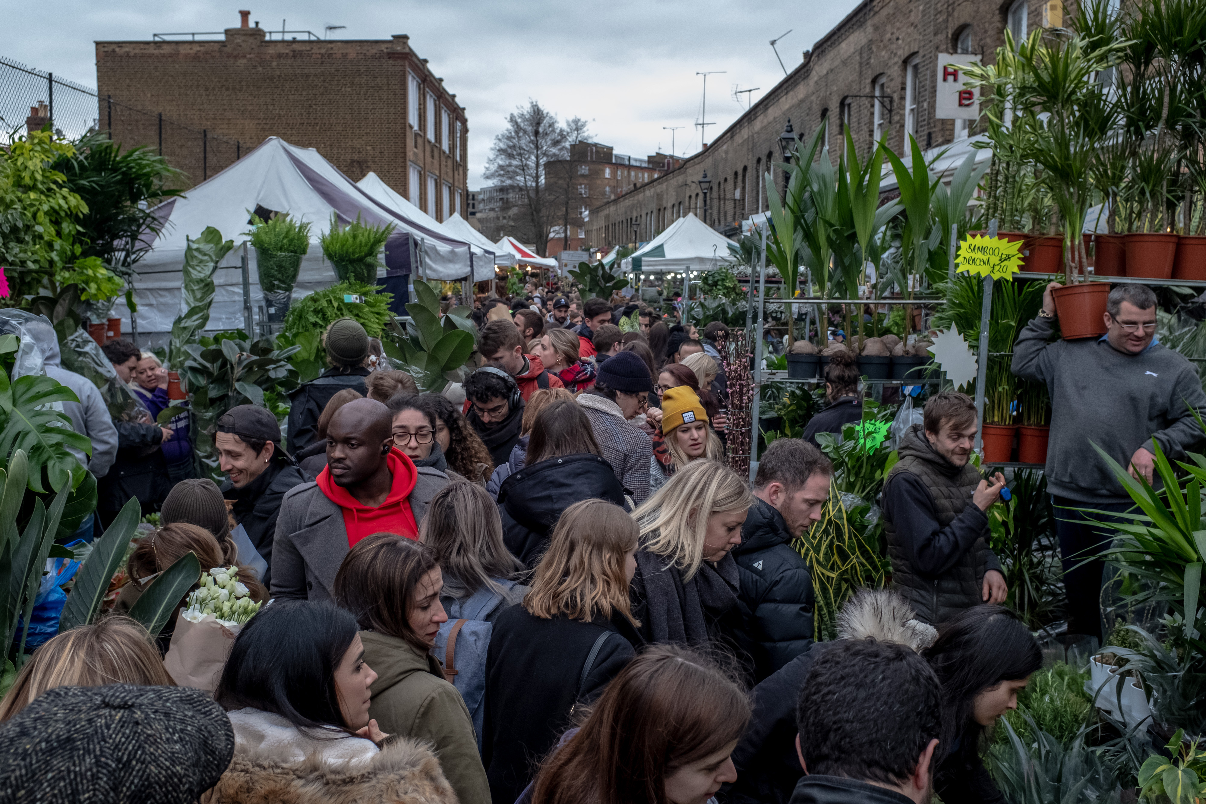 El concurrido mercado de flores de Columbia Road en Londres, el 15 de marzo de 2020. (Andrew Testa/The New York Times)