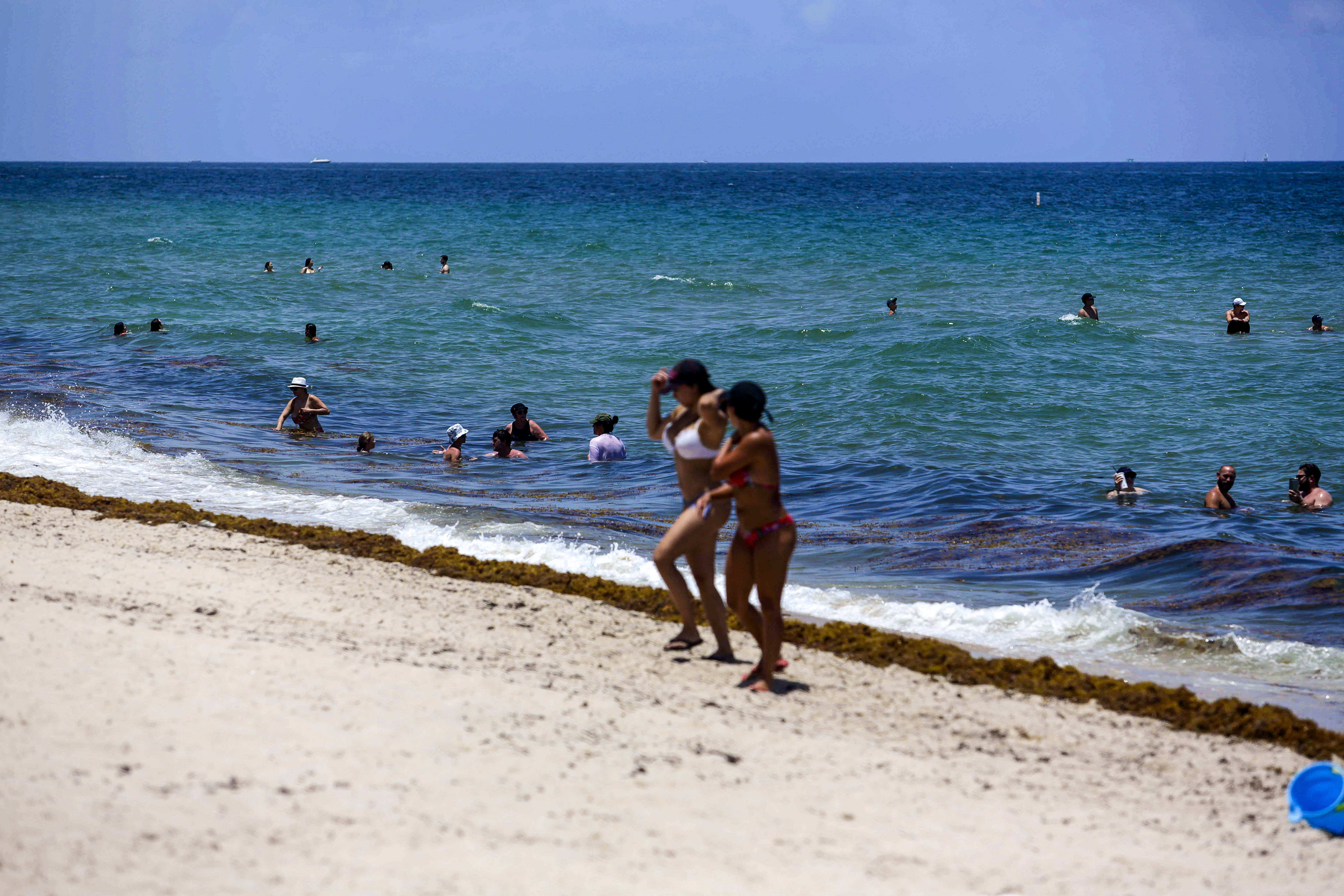 Gente en la playa en Fort Lauderdale, Florida, el jueves 25 de junio de 2020. (Saul Martinez/The New York Times)