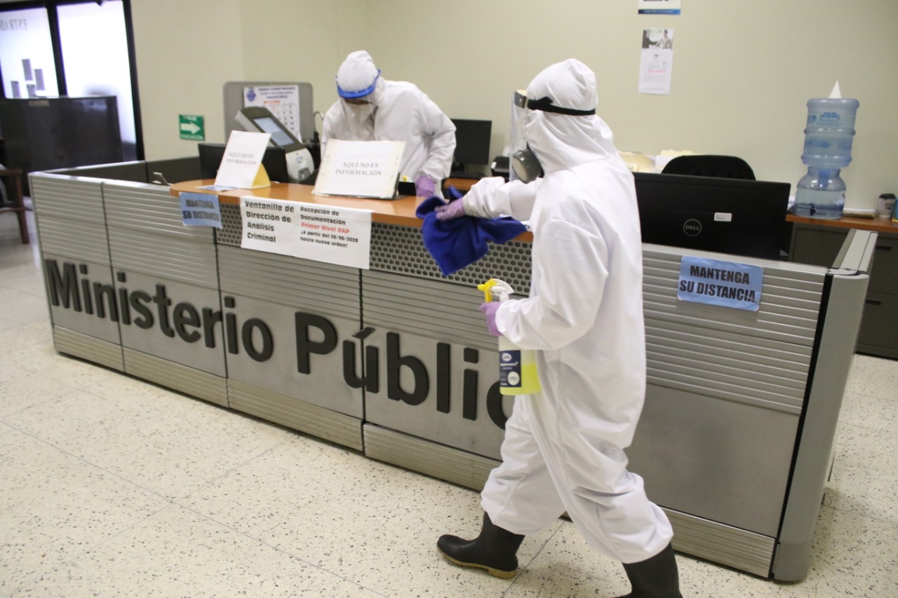 El Ministerio Público realizó jornadas de desinfección tras detectarse casos de covid-19 en sus diferentes sedes. (Foto Prensa Libre: MP)