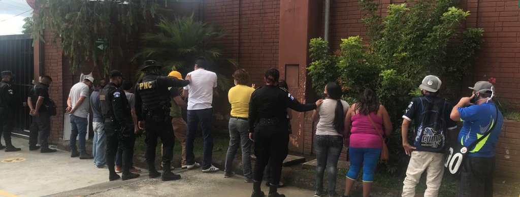 Fueron capturadas 15 personas por escandalizar y beber lícor en un restaurante. Foto Prensa Libre: PNC
