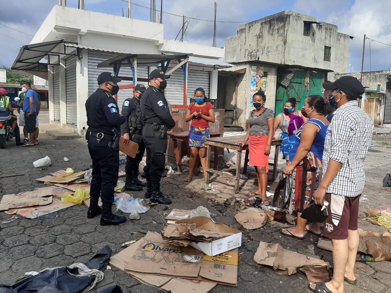Agentes de la Policía Nacional Civil (PNC) intervinieron para deneter el enfrentamiento entre comerciantes y miembros de la asociación de comerciantes en el mercado de la zona 4 de Retalhuleu. ( Foto Prensa Libre: Rolando Miranda)