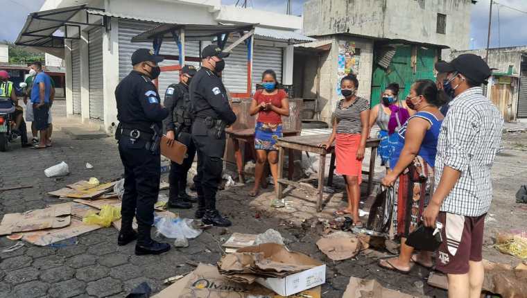 Agentes de la Policía Nacional Civil (PNC) intervinieron para deneter el enfrentamiento entre comerciantes y miembros de la asociación de comerciantes en el mercado de la zona 4 de Retalhuleu. ( Foto Prensa Libre: Rolando Miranda)