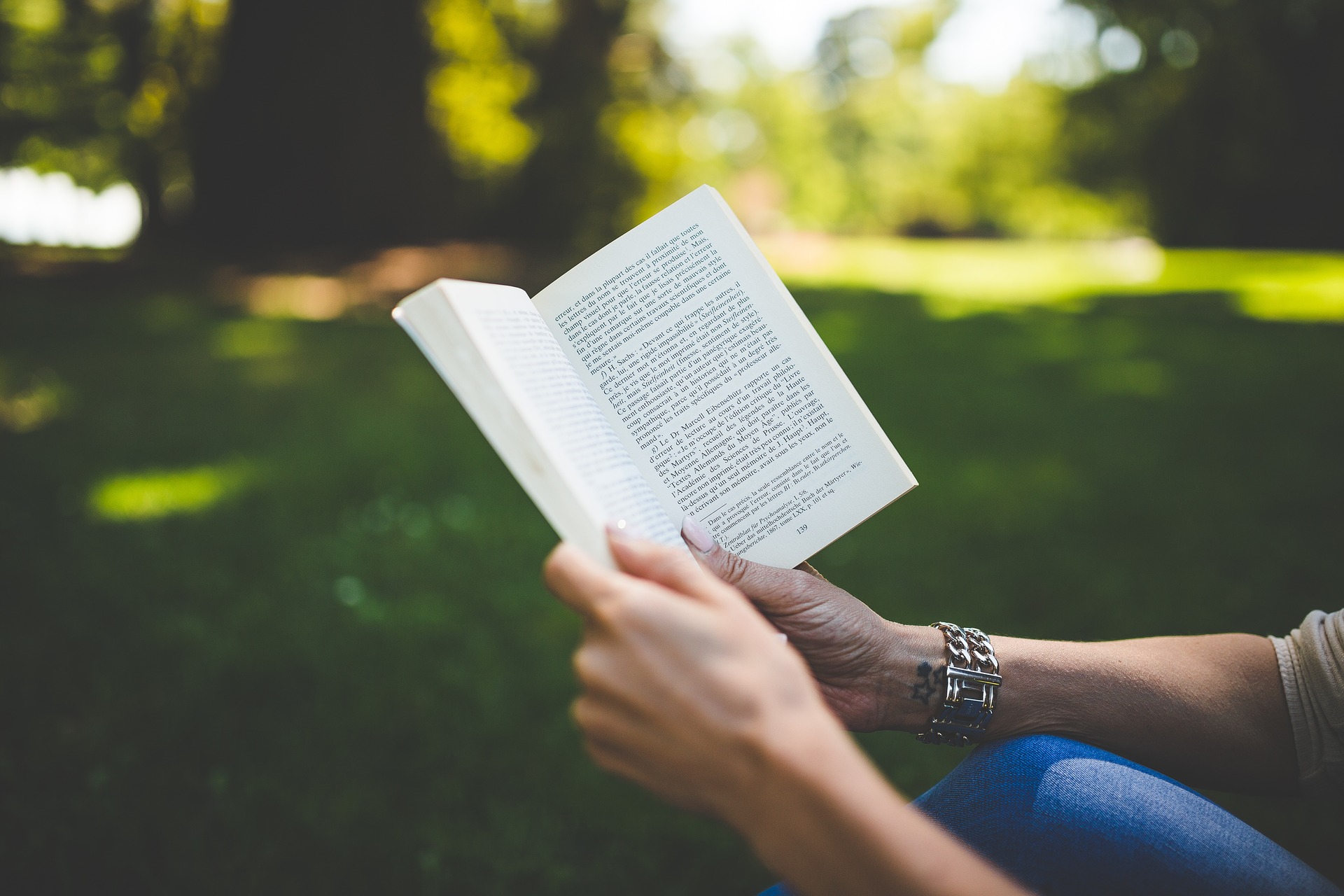 El confinamiento es una buena oportunidad para acercarse a la lectura. (Foto Prensa Libre: Pixabay)