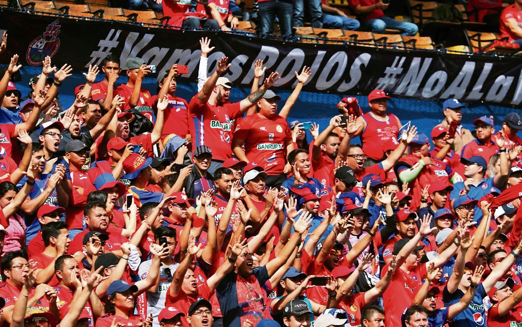 Según la Liga Nacional el regreso del futbol podría alegrar a los guatemaltecos. (Foto Prensa Libre: Hemeroteca PL)