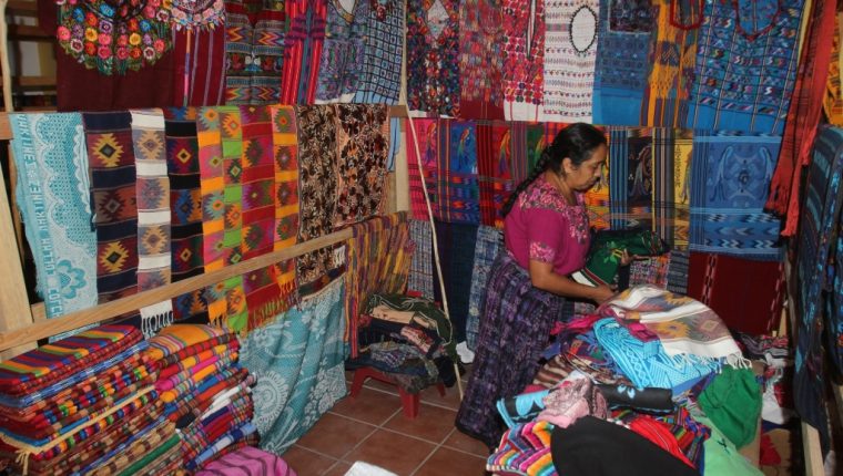 Las actividades de los artesanos y otros servicios turísticos  están cerrados, y las personas han debido buscar otra forma de ingresos.  (Foto, Prensa Libre: Hemeroteca PL).