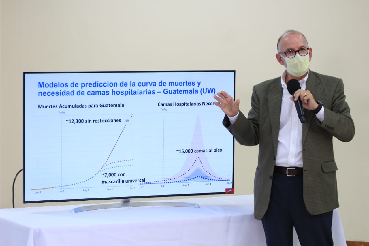 Edwin Asturias, director de la Coprecovid, explica los resultados de la auditoría a la base de datos sobre coronavirus. (Foto Prensa Libre: Byron García)