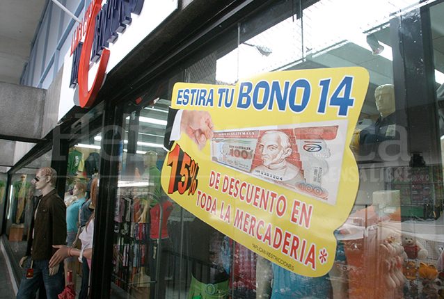 El bono 14 dinamiza el comercio y la economía pero este año, ante la emergencia, varias empresas tienen problemas para pagarlo, dice el sector. (Foto, Prensa Libre: Hemeroteca PL). 