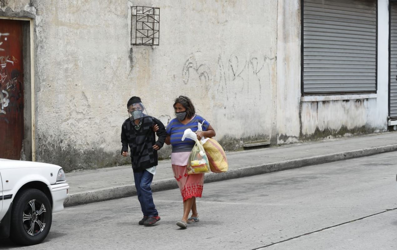El uso de medidas de protección como la mascarilla son recomendadas para evitar el contagio. (Foto Prensa Libre: Esbin García)