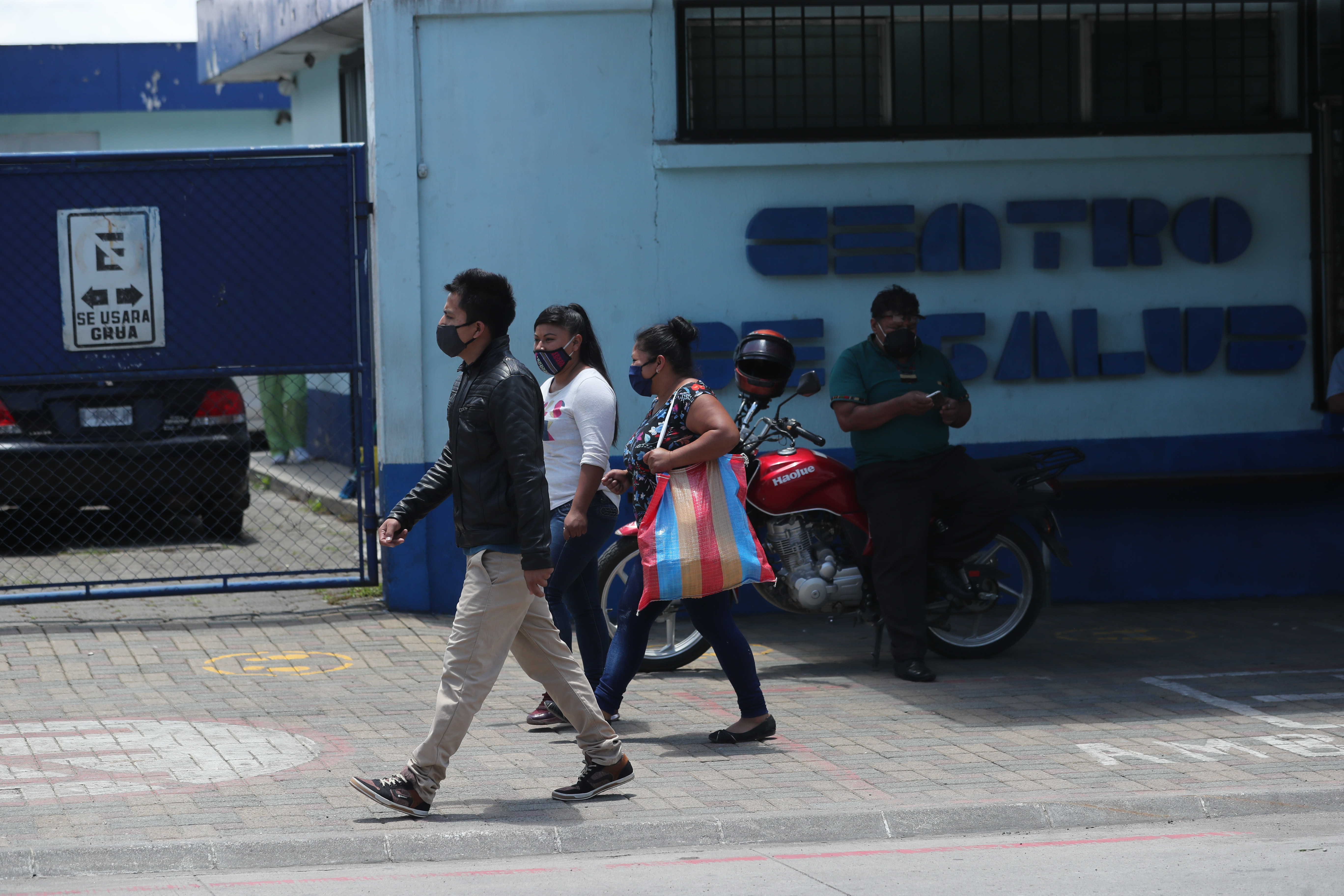 Los centros y puestos de salud del país son insuficientes y no cuentan con el recurso humano e insumos para atender los pacientes con covid-19. (Foto Prensa Libre: Hemeroteca PL)