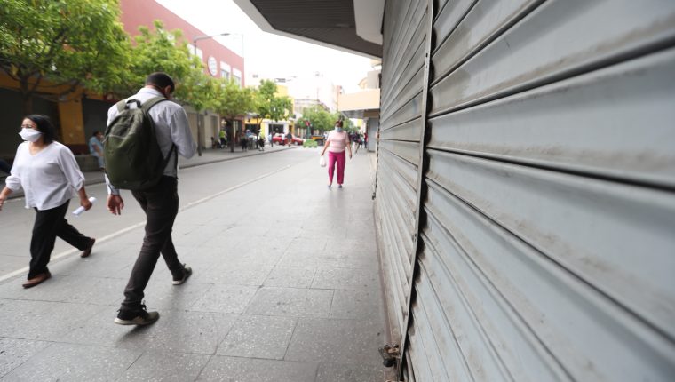 Algunos comercios y otras actividades de aglomeración, incluyendo el transporte público de pasajeros  sigue cerrado. (Foto, Prensa Libre: Hemeroteca PL).