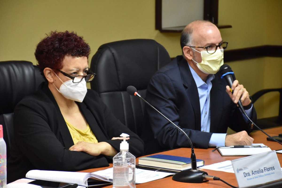“Nos va a corresponder hacernos una prueba”, dice ministra de Salud, quien estuvo en contacto con Edwin Asturias
