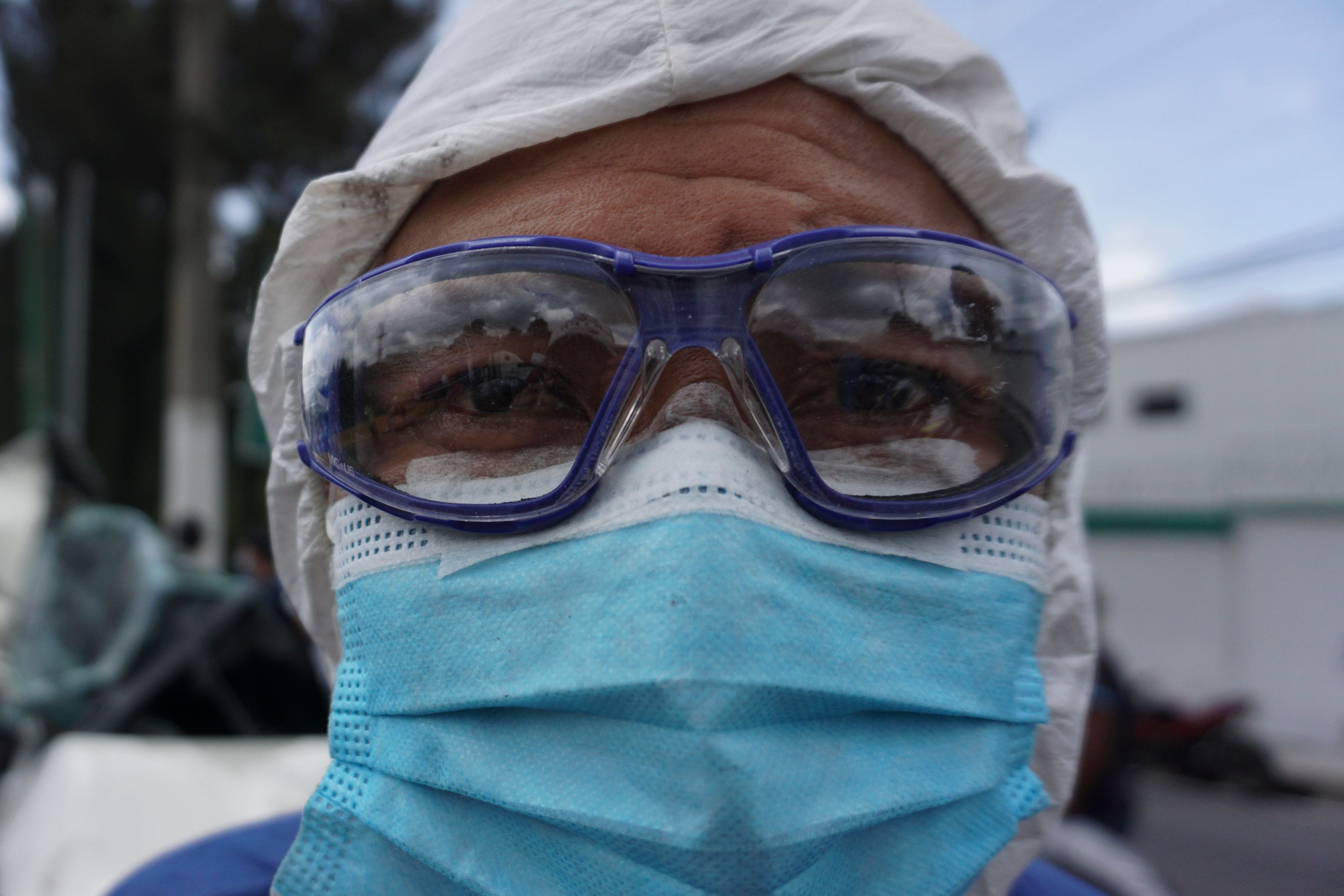 Como tratamiento y para prevenir la enfermedad las personas están ingiriendo dióxido de cloro, una sustancia que es altamente dañina y no tiene respaldo científico. ( Foto Prensa Libre: AFP)