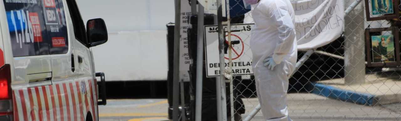 Personal médico en el ingreso del hospital temporal en el Parque de la Industria. (Foto Prensa Libre: Hemeroteca PL)
