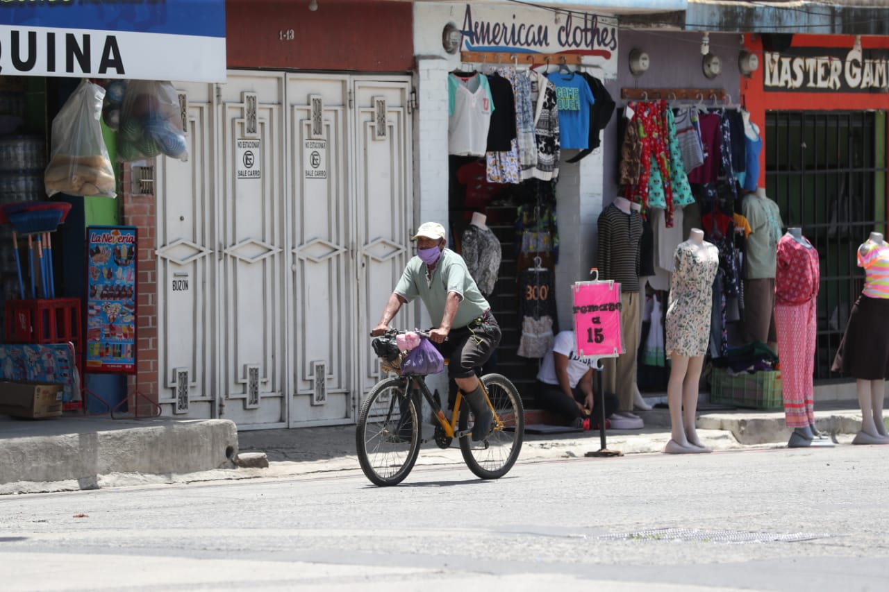 Comercios abiertos en San Miguel Petapa, cuyo centro de salud atenderá pacientes con síntomas leves o asintomáticos de covid-19. (Foto Prensa Libre: Érick Ávila)