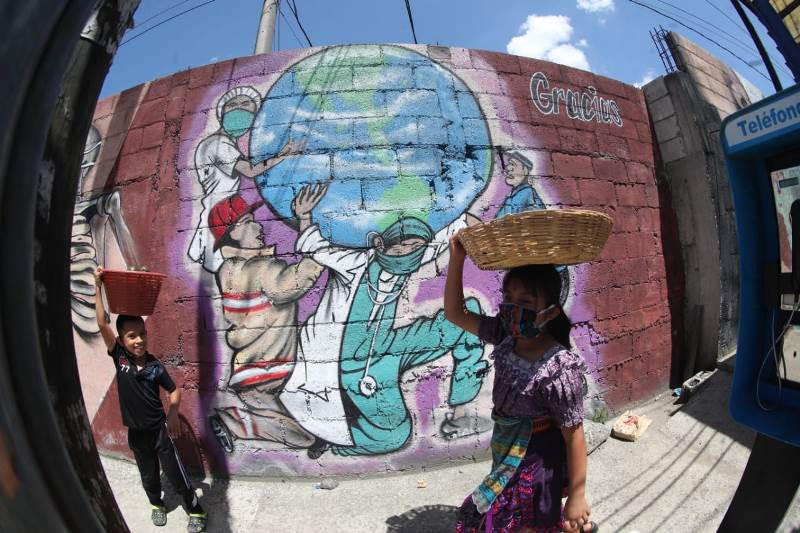 Un mural en honor a los médicos que combaten el covid-19 en Guatemala. (Foto Prensa Libre: Érick Ávila)