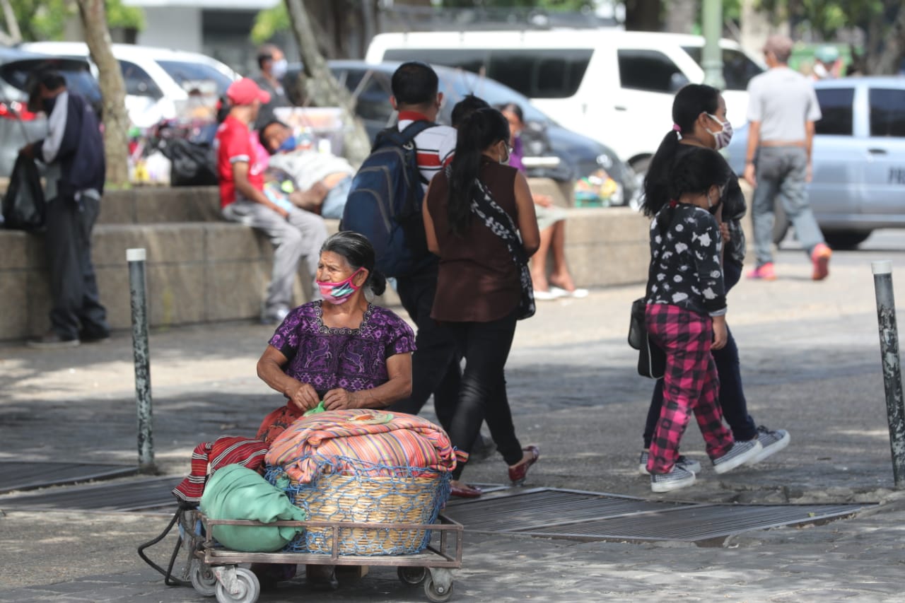 Guatemaltecos en la Plaza de la Constitución. (Foto Prensa Libre: Esbin García)