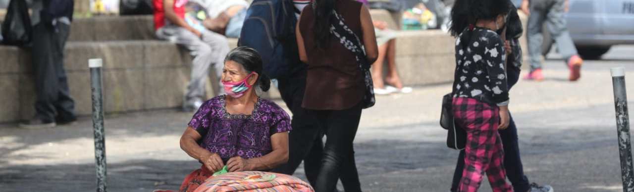 Guatemaltecos en la Plaza de la Constitución. (Foto Prensa Libre: Esbin García)