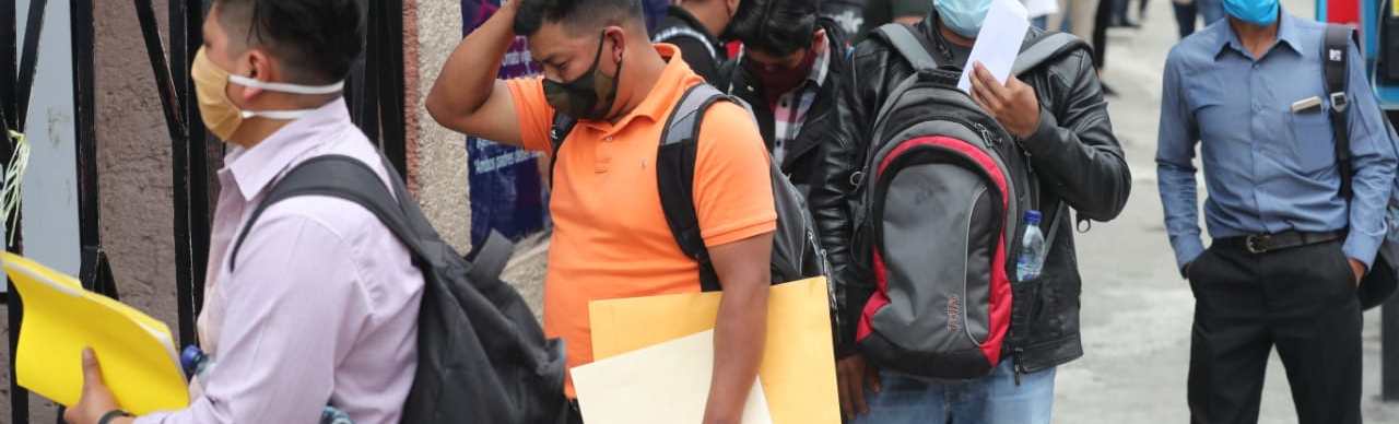 Guatemaltecos esperan hacer trámite de pasaporte. (Foto Prensa Libre: Érick Ávila)
