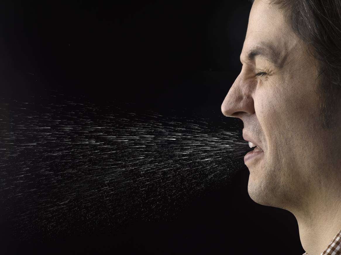 Cuando alguien tose, habla o incluso respira, lanza pequeñas gotas respiratorias al aire circundante.
Jeffrey Coolidge/Getty Images