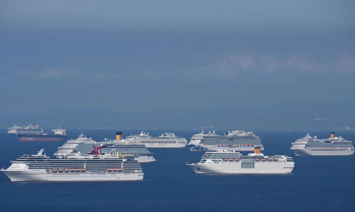 Barcos crucero en la Bahía de Manila esperan autorización para desembarcar para sus tripulantes filipinos que han pasado la prueba de COVID-19. Mayo 31 de 2020. (Foto Prensa Libre: Voz de América)

