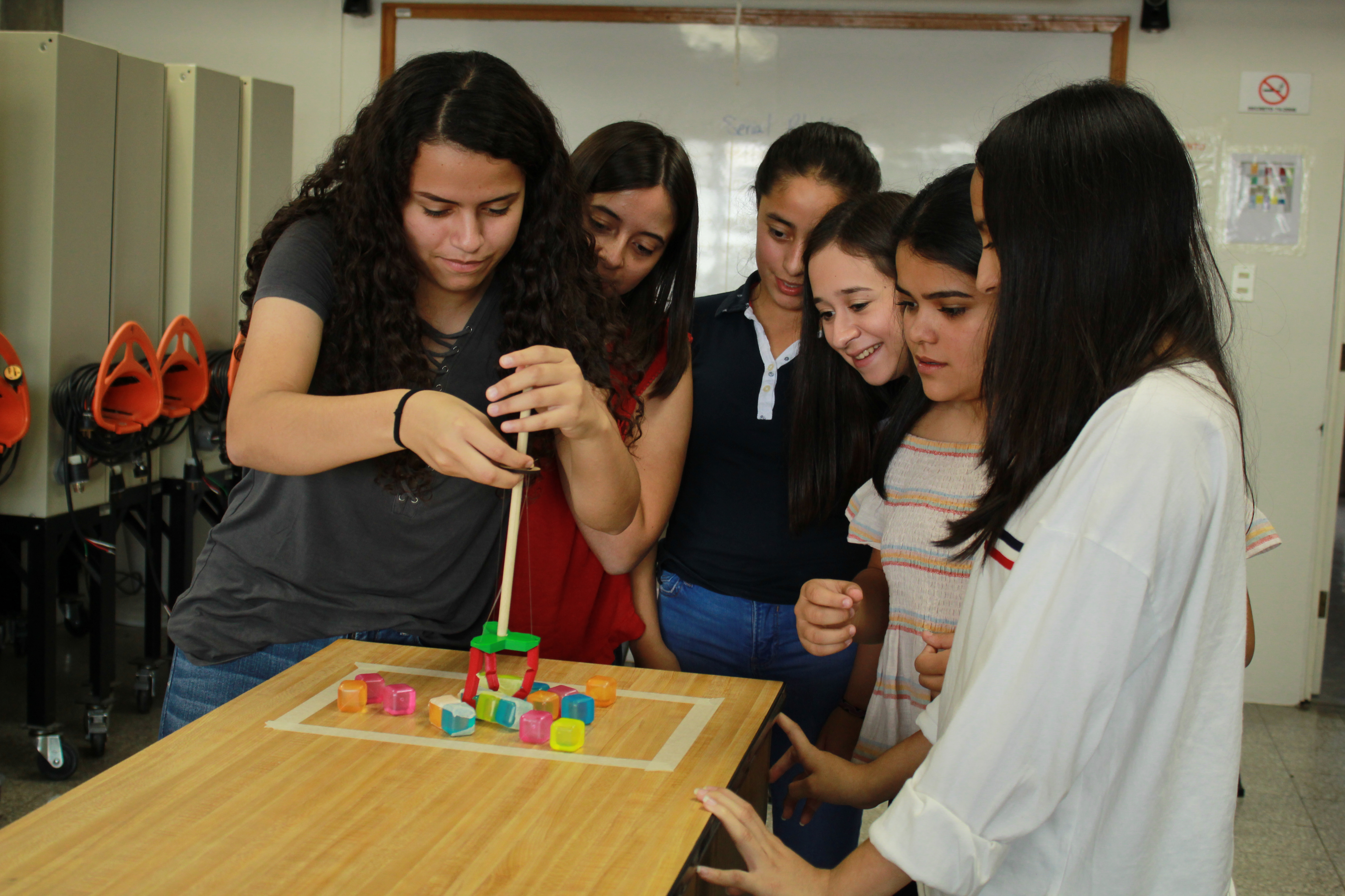 Junto a ingenieras expertas, las jovencitas descubren la labor de las mujeres en la ingeniería y elaboran proyectos. Foto Prensa Libre: Cortesía UVG