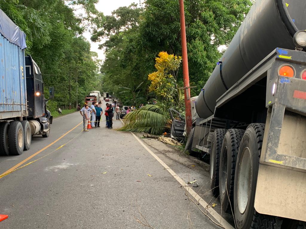 Un tráiler derribó varios árboles en el kilómetro 248 de la ruta a Río Dulce, aldea Las Cruces, Morales, Izabal, donde hubo tres muertos. (Foto Prensa Libre: Dony Stewart)
