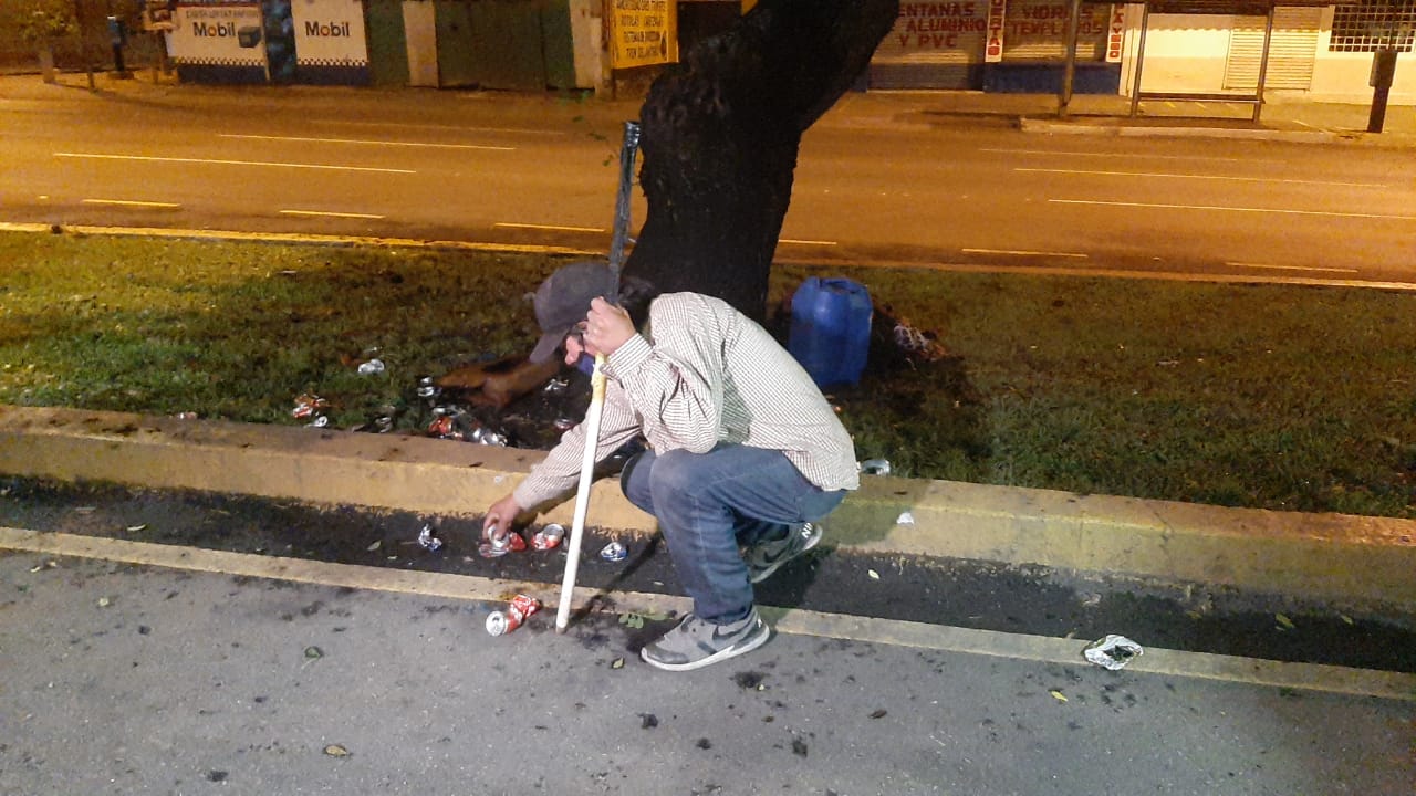 Daniel Rosales recoge lo poco que puede rescatar luego del incendio. (Foto Prensa Libre: Andrea Domínguez)