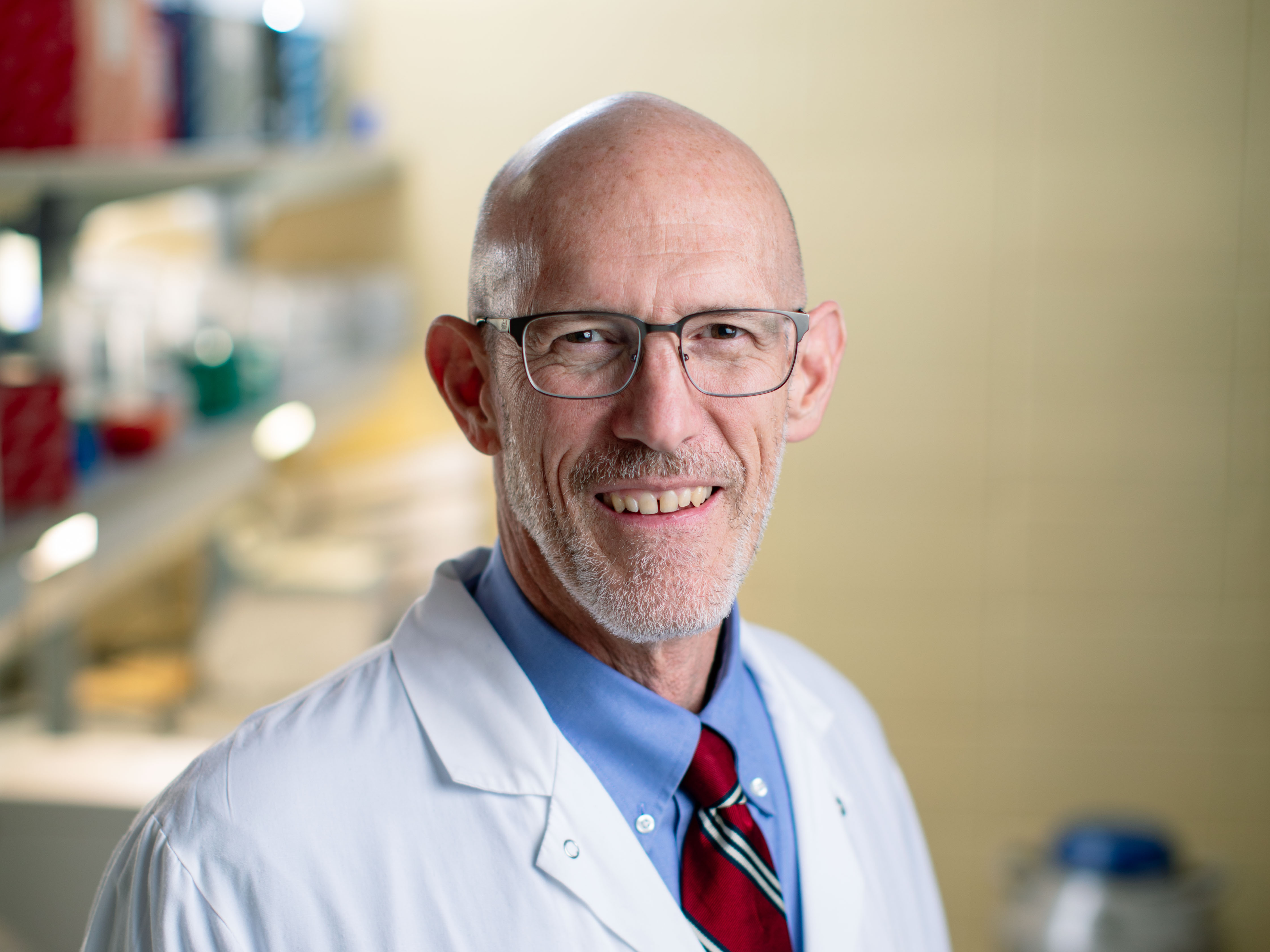 Gregory Poland, director del Departamento de Investigación de Vacunas de Mayo Clinic en Rochester, Estados Unidos, menciona que podría necesitarse dos dosis de la vacuna para cada persona. (Foto Prensa Libre: Cortesía Clínica Mayo)