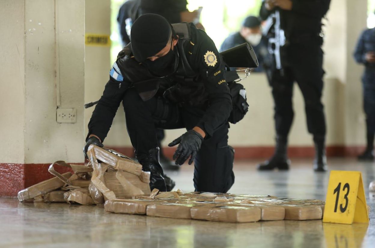 Fuerzas antinarcóticos de Guatemala decomisaron droga en una embarcación procedente de Ecuador. (Foto Prensa Libre: PNC)