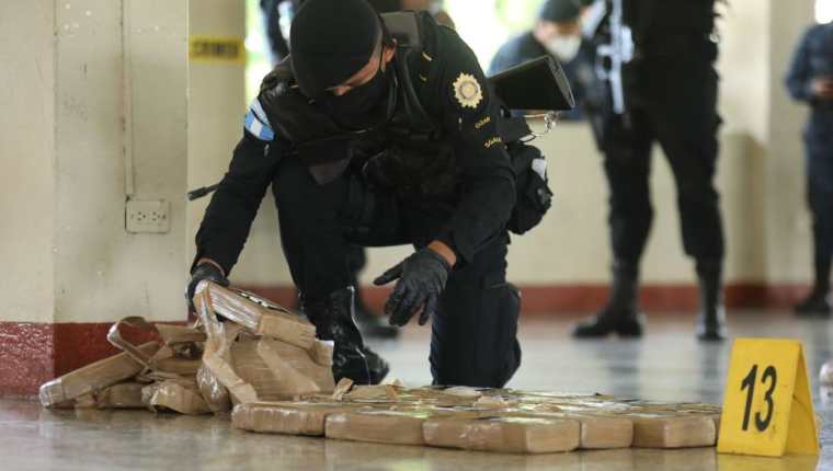 Fuerzas antinarcóticos de Guatemala decomisaron droga en una embarcación procedente de Ecuador. (Foto Prensa Libre: PNC)