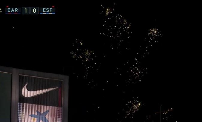 En la transmisión del partido se vieron los fuegos artificiales por el descenso del Espanyol. (Foto Prensa Libre: Captura)