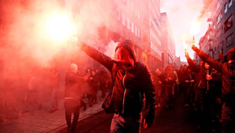 Manifestantes flamencos de derecha y extrema derecha encienden bengalas durante una protesta contra el Pacto de Migración de Marrakech en Bruselas, Bélgica, el 16 de diciembre de 2018. Shutterstock / Alexandros Michailidis