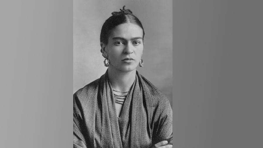 Frida Kahlo retratada por su padre, el fotógrafo Guillermo Kahlo, el 16 de octubre de 1932.
 Wikimedia Commons