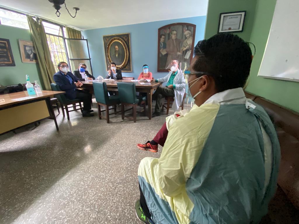 Médicos y autoridades del hospital Federico Mora se reunieron con el diputado Edgar Batres. (Foto Prensa Libre: Bancada Winaq)