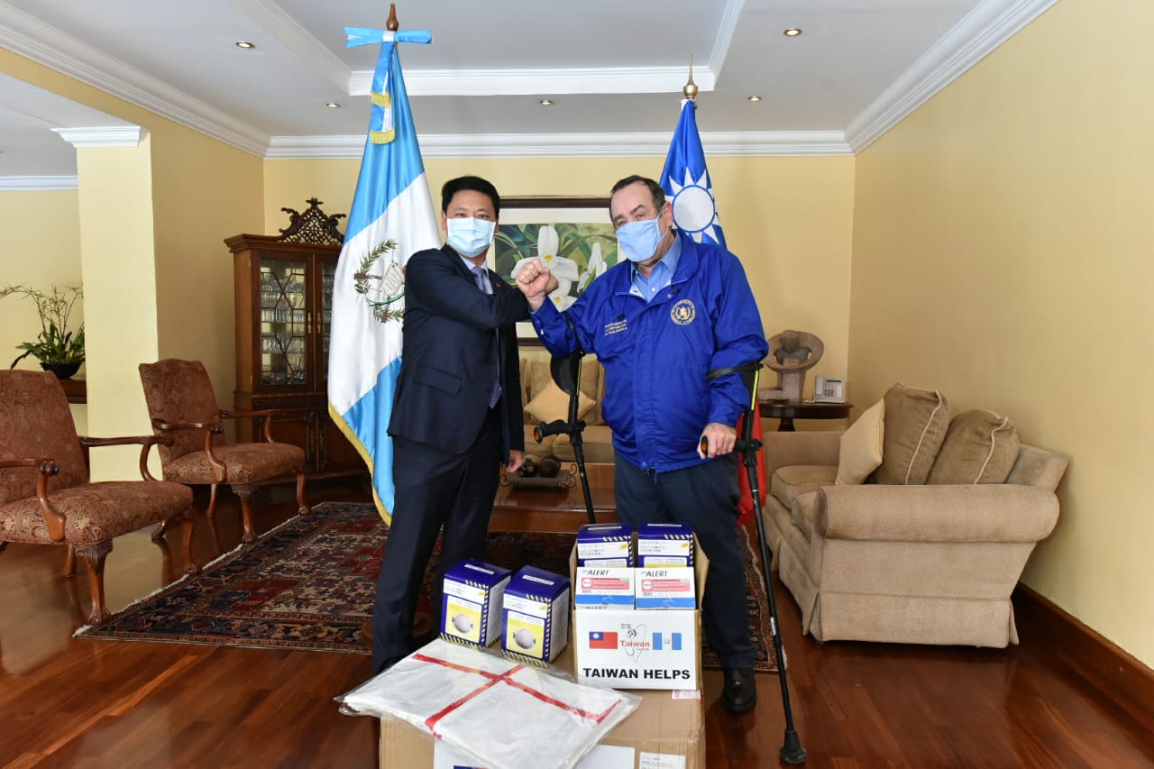 Presidente Alejandro Giammattei recibe un donativo de Li-Cheng Cheng, embajador de Taiwán, para la emergencia del coronavirus. (Foto Prensa Libre: Presidencia)