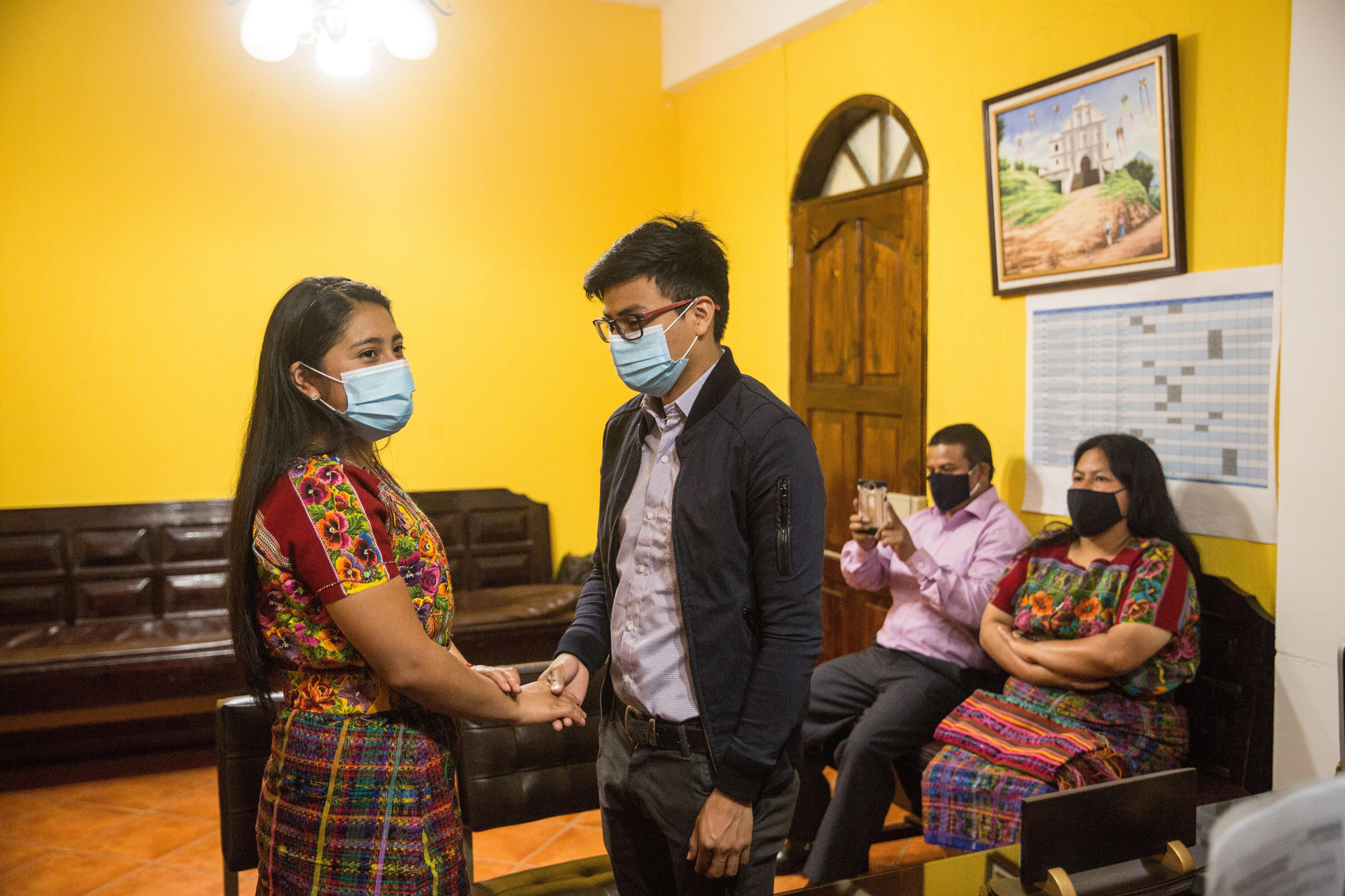 Viviana Xocop  y Byron Caná, celebran su boda en el despacho del alcalde del municipio de San Juan Comalapa. (Foto Prensa Libre: EFE)