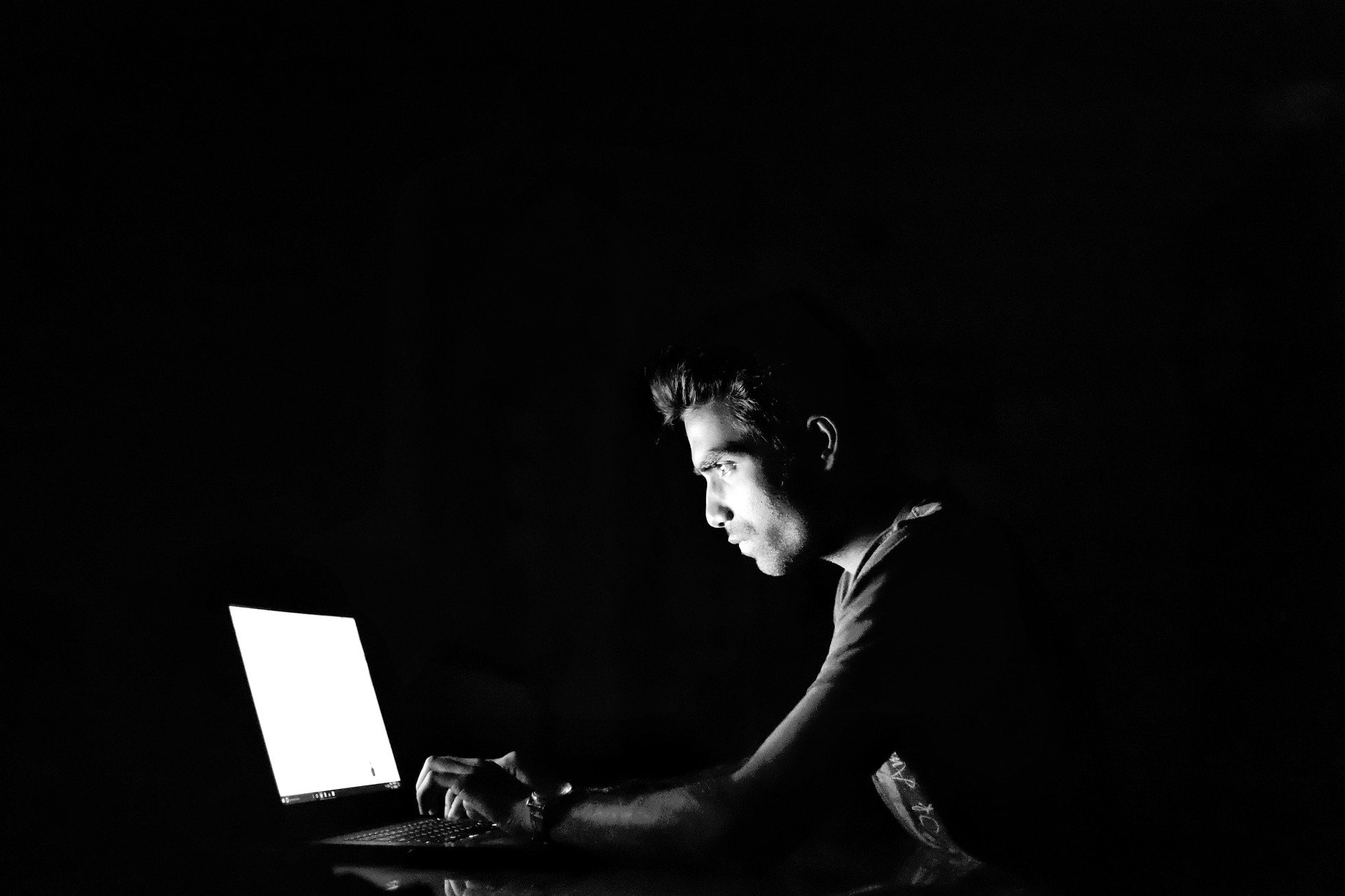 Aunque usualmente se relaciona con niños y adolescentes, el ciberacoso también afecta a los adultos. (Foto Prensa Libre: Pixabay)
