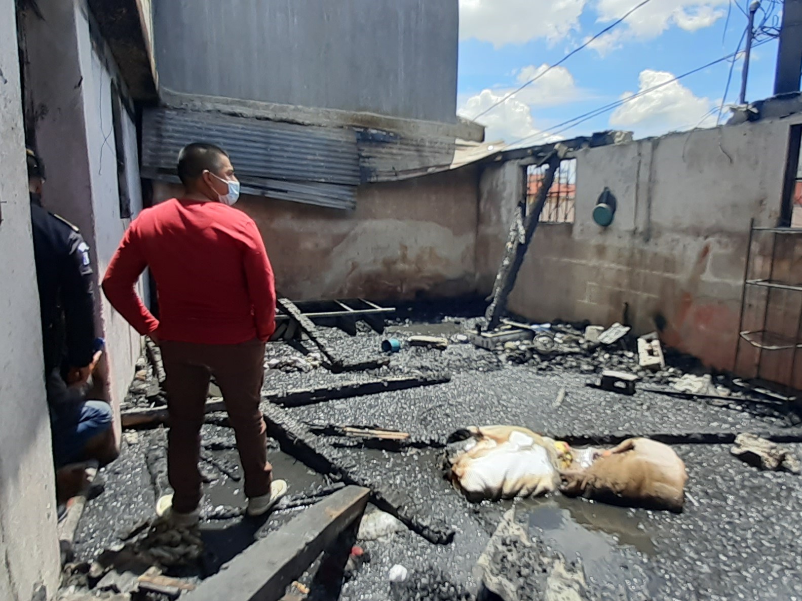 La que era una habitación de la casa quedó hecha escombros. (Foto Prensa Libre: Raúl Juárez)