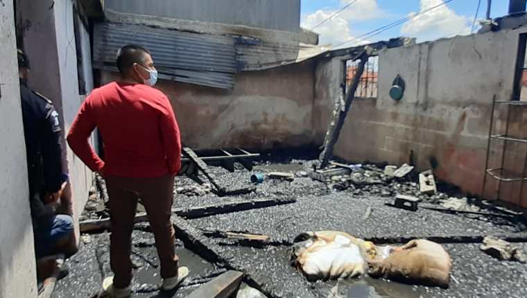 La que era una habitación de la casa quedó hecha escombros. (Foto Prensa Libre: Raúl Juárez)