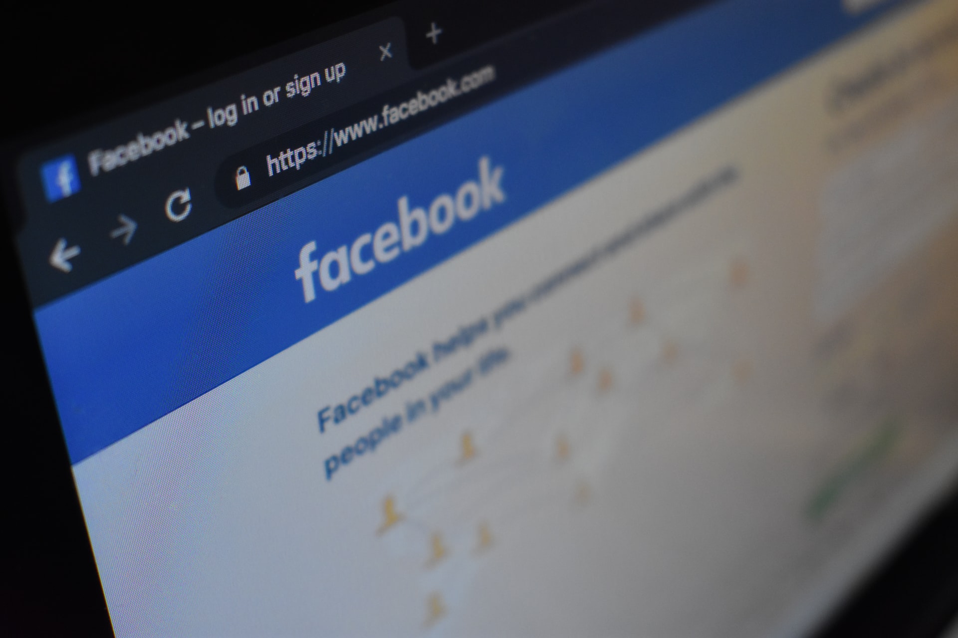 A partir de la próxima semana los usuarios de Facebook, en la sección noticias, serán consultados acerca de si desean contestar una encuesta acerca del covid-19. (Foto Prensa Libre: Kon Karampelas en Unsplash). 