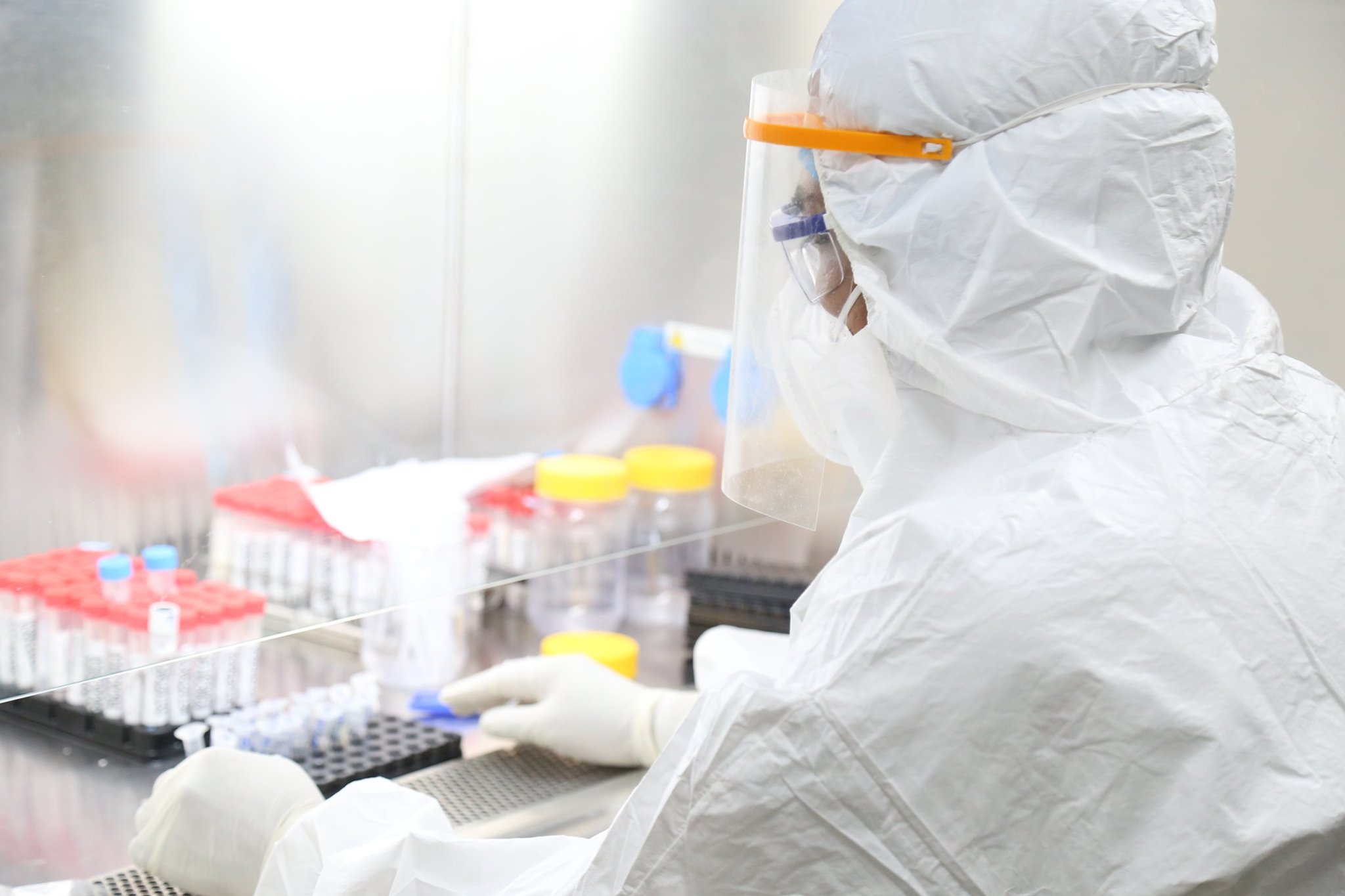 Personal del laboratorio del HRO trabaja las 24 horas para procesar pruebas y estar al día en las entregas. (Foto Prensa Libre: Cortesía)