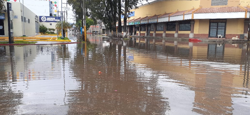 Las calles se inundaron en Xela por las fuertes lluvias de este domingo (Foto Prensa Libre: Conred)